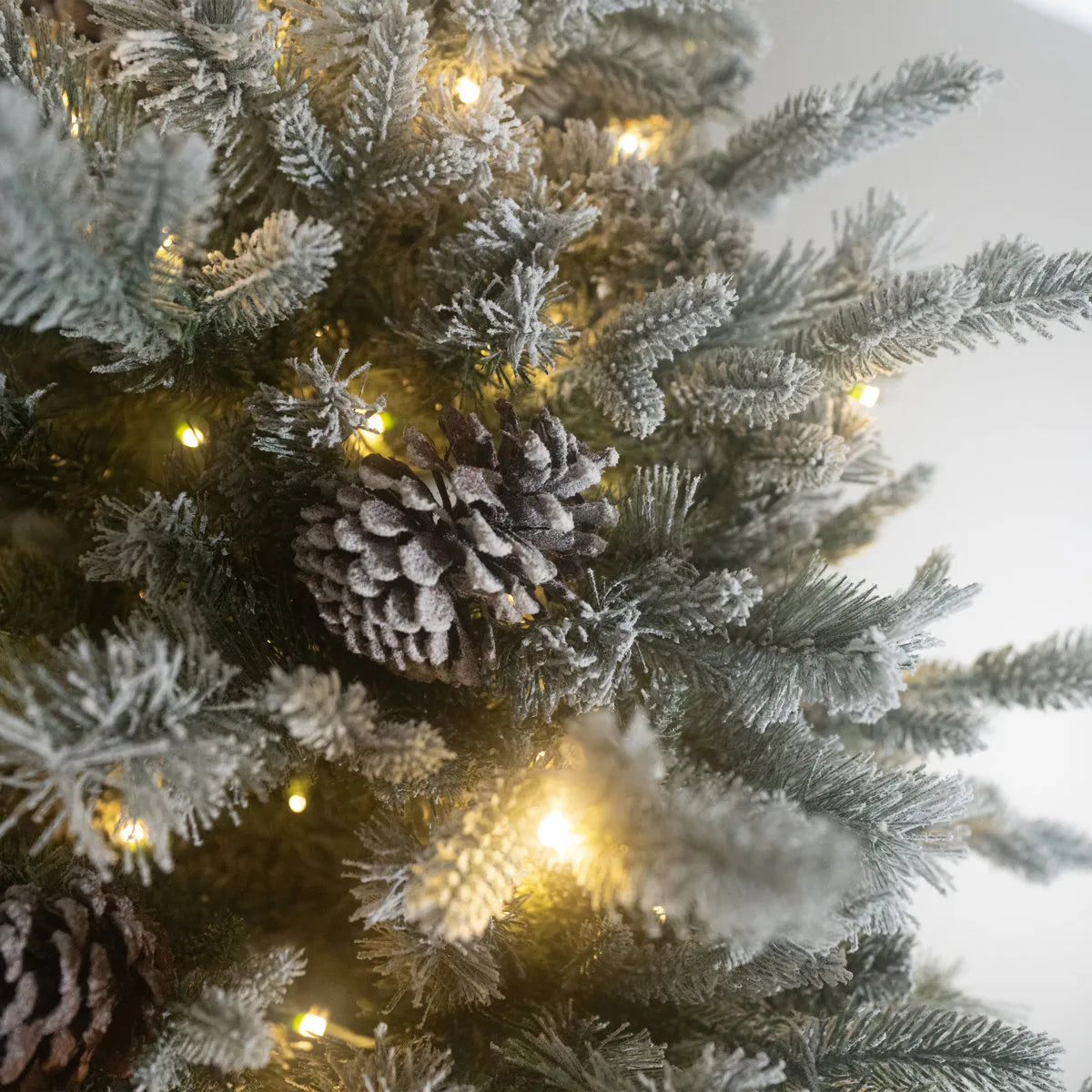 SNOWY WINTERFOLD – Artificial Christmas Tree Size 7.5 H’